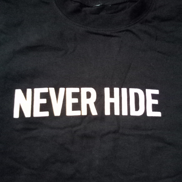 Black and White Ray Ban Tee Shirt "Never Hide" - Picture 2 of 8